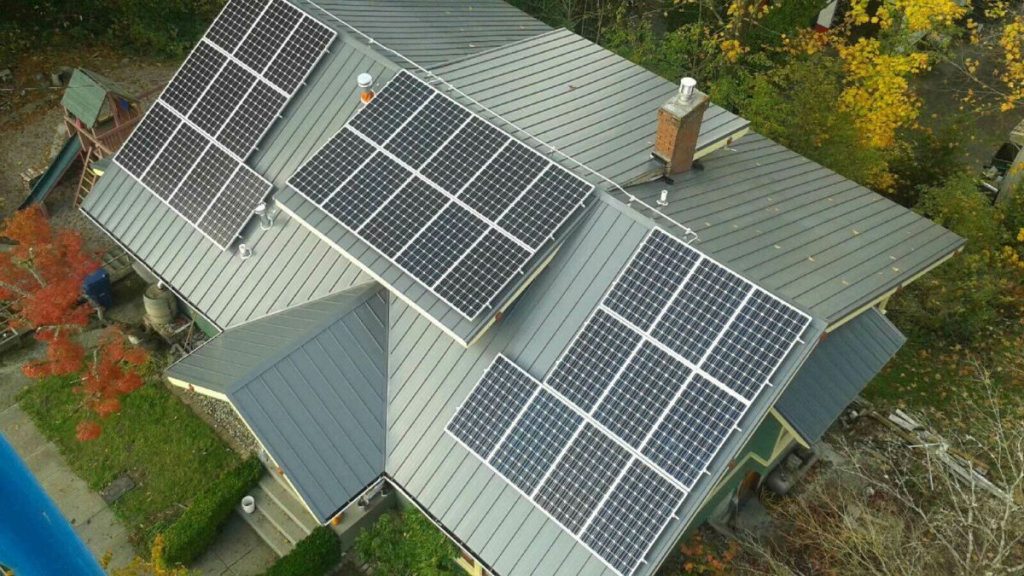 Güneş paneli ve elektrik panosu ile yenilenebilir enerji çözümü