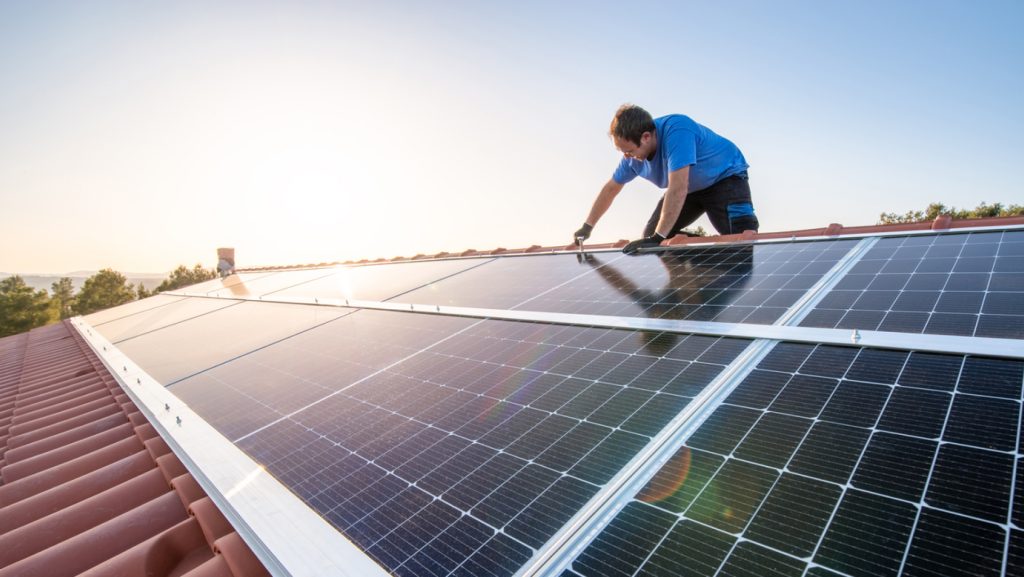 Güneş panelleri ile sürdürülebilir enerji ve düşük elektrik maliyeti